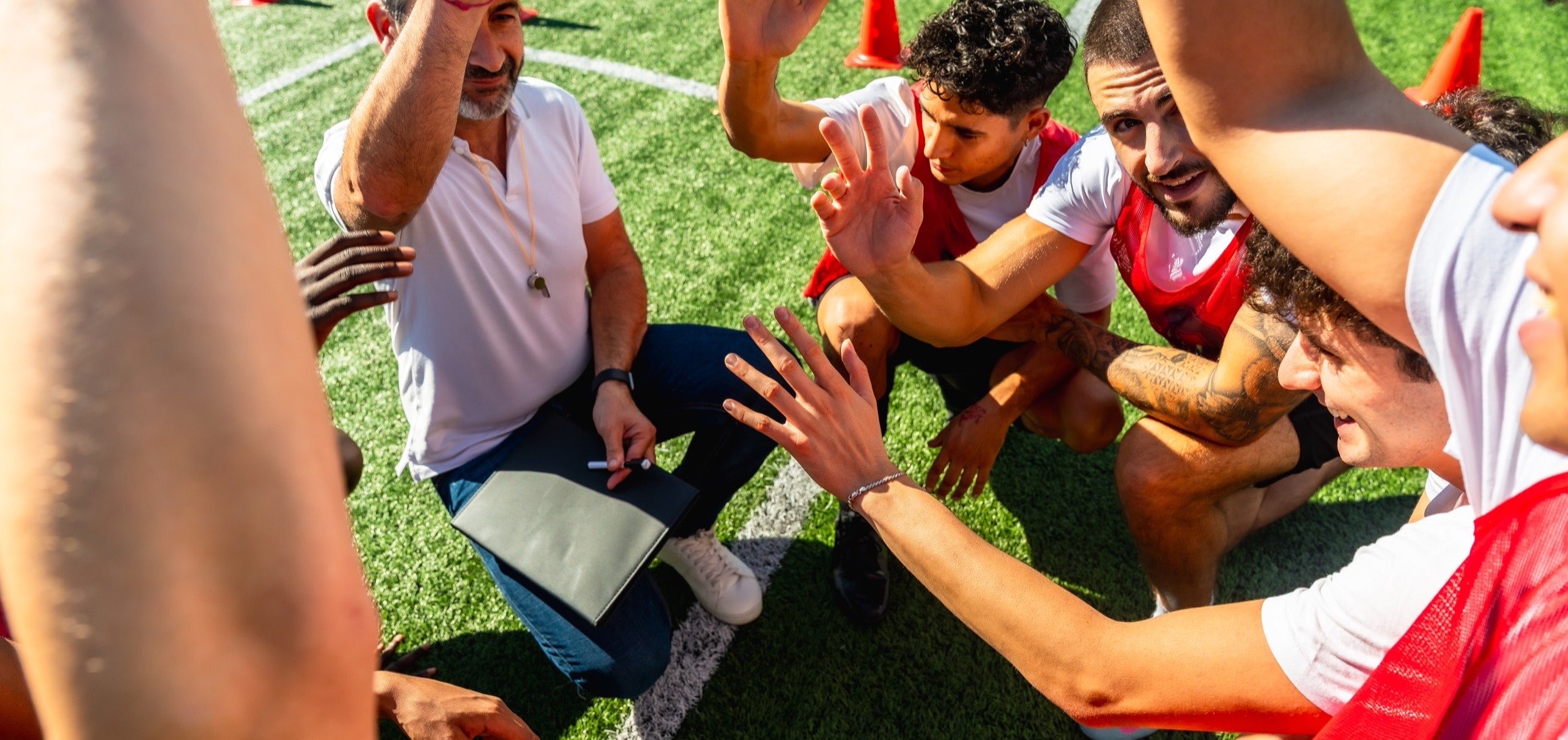 Entrenador motivando a su equipo deportivo