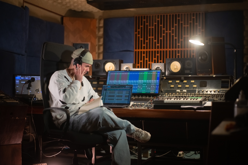 Concentrated,Young,Man,Listening,To,Music,Sample,In,Headphones.,Sound